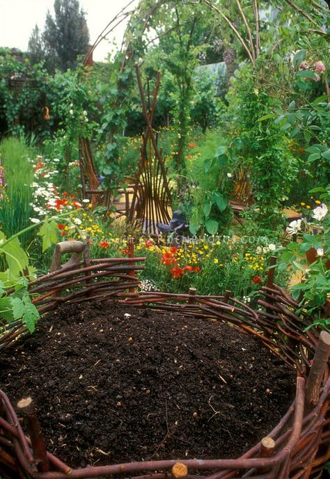 Who knew compost could be so beautiful! Wow, I bet this would work great for planting potatoes too... Soggy Yard, Napa Garden, Garden Goals, Homestead Life, Fencing Ideas, Potager Garden, Garden Compost, Meteor Garden 2018, Cottage Gardens