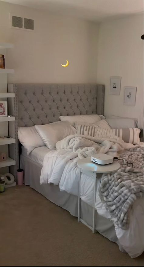 Aesthetic Comfy Bed, Bed Placement Ideas Small Room, Creme Room Aesthetic, Comfy Cozy Bed, Feminine Room Ideas Aesthetic, Comfy Corner Bed, Full Size Bed In Small Room Layout, Queen Bed Rooms Ideas, Bedding Inspo Cozy