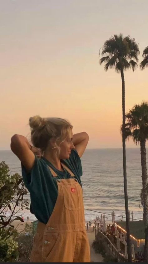 Summer pic inspo anytime anywhere’s Granola Girl Aesthetic Spring, Vermont Clothing Style, Granola Girl Overalls Outfit, Granola Girl Summer Aesthetic, Hippie Surfer Aesthetic, Granola Beach Aesthetic, Surfer Look Girl, Surfer Aesthetic Girl Outfits, Granola Girl Outfits Summer