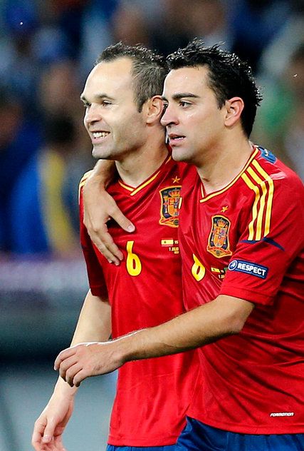 Xavi Barcelona, Xavi Iniesta, Brothers Best Friend, Spain Soccer, Fc Barcelona Wallpapers, Frank Lampard, Xavi Hernandez, Barcelona Players, Luka Modric