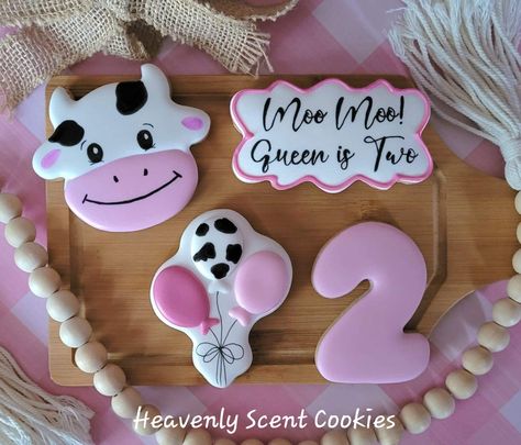 Moo Moo Im Two Cookies, Moo Moo I’m Two Cookies, Cow Sugar Cookies, Farm Animal Cookies, Birthday Cookie Ideas, Cow Birthday Cake, Cutout Cookie, Cow Cookies, Farm Cookies