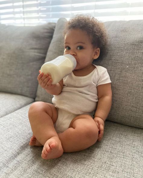 Hunter Mason on Instagram: “Grown ☺️💙 #babies #babiesofinstagram #targetstyle #frobabies #naturalborncurls #toddlersofinstagram #babiesofinstagram #instacute…” Announcement Photoshoot, Pregnancy Announcement Photoshoot, Mom Dad Baby, Cute Mixed Babies, Mixed Kids, Dad Baby, Mommy Baby, Mixed Babies