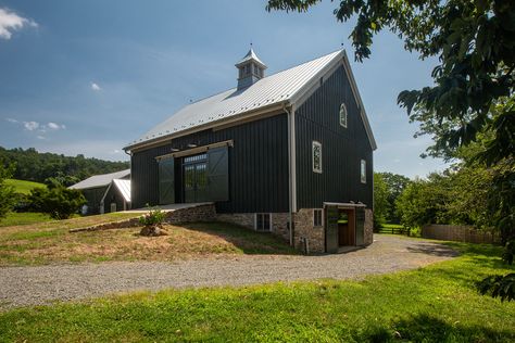 Barn Garage Plans, Barn Remodel, Barn House Interior, Barn Builders, Bank Barn, Timber Frame Barn, Barn Garage, Black Barn, Party Barn