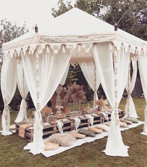 Patio Yard Ideas, Picnic Themed Parties, Wedding Lounge, Wedding Decor Elegant, Picnic Party, Vintage Theme, Table Arrangements, Seating Arrangements, Beautiful Table