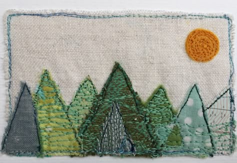 Mountains Fabric, Mountain Applique, Patch Work Hoodie, Patch Work Ideas, Pottery Class Ideas, Patch Hoodie, Stitch Picture, Patchwork Hoodie, Thrifty Diy