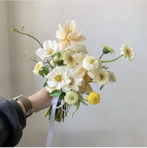 Buqet Flowers Prom, Loose Bouquet Wedding, Dainty Bridal Bouquet, Matilija Poppy Bouquet, Daphodil Bouquet, Small Simple Bridal Bouquet, Bridal Bouquet Sizes, Nosegay Bouquet Wedding, White Poppy Bouquet