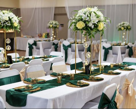 Gold Wedding Ceremony Decor, Head Table Design, Green Table Settings, Green Wedding Decorations, Gold Table Setting, Romantic Summer Wedding, Sweet Sixteen Birthday Party Ideas, Corporate Events Decoration, Green Centerpieces