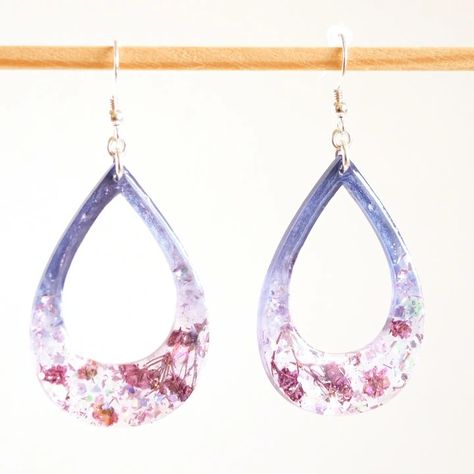 UV resin earrings in blue and purple Uv Resin Earrings, Lavender Earrings, Resin Accessories, Baby Checklist, Diy Resin Projects, Resin Jewelry Diy, Resin Jewellery, Art Earrings, Resin Projects