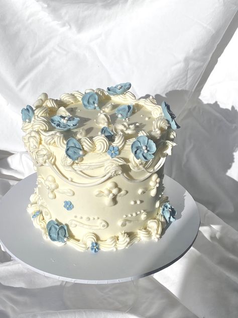 #vintagecake White And Blue Vintage Cake, Blue Floral Cake Birthday, Pastel Blue Cake Aesthetic, Tiffany Blue Cake, Vintage Floral Cake, Baby Blue Cake, Blue And White Cake, Light Blue Cake, Blue Vintage Cake