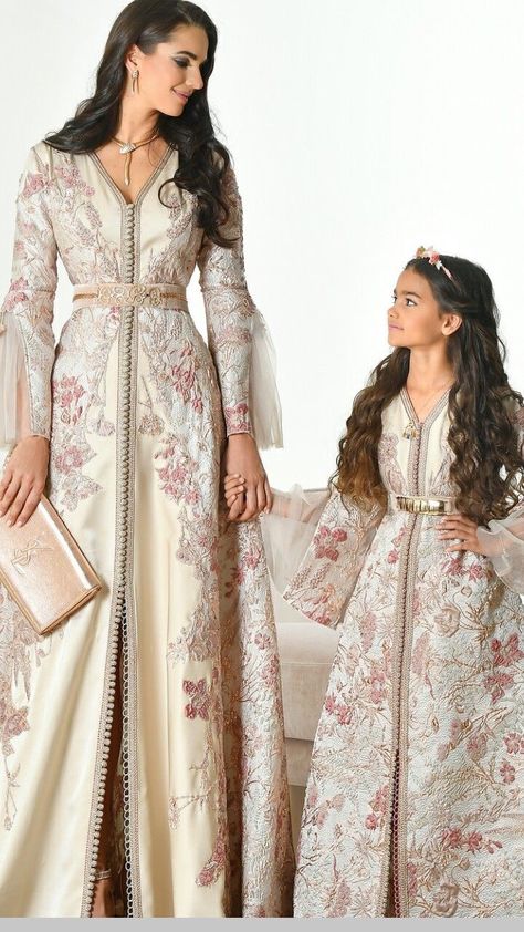 "Daddy says that 'Mommy and I are the most beautiful girls in the world.'' Mother Daughter Fashion, Mother Daughter Dress, Gaun Fashion, Moroccan Fashion, Moroccan Dress, Kids Fashion Clothes, Caftan Dress, Simple Fashion, Mom Dress