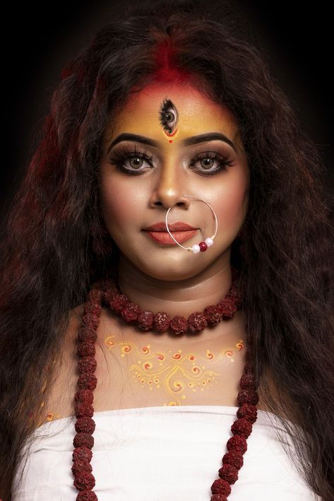 Agomoni Makeup Look, Shiv Makeup Look, Bridal Makeup Nigeria, Agomoni Look, Devi Makeup Look, Navratri Makeup Look Ideas, Bengali Photography, Agomoni Photoshoot, Nude Bridal Makeup