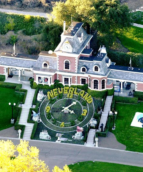 Michael Jackson House, Neverland Ranch, Terra Do Nunca, Michael Jackson Neverland, Hbo Documentaries, Ranches For Sale, Joseph Jackson, Amusement Park Rides, King Of Pop