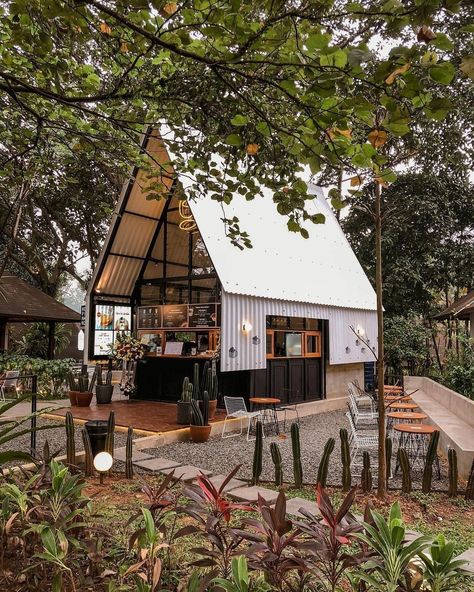 What a beautiful setting for a coffee shop. ☕️⁣⁠ .⁣⁠ Follow @loveespressouk 🤎⁠ Follow @loveespressouk 🤎⁠ .⁠ .⁠ @coffeetomoto⁠ | Instagram Rustic Coffee Shop, Shop Architecture, Coffee House Design, Coffee Shop Concept, Forest Cafe, Cafe Exterior, Farm Cafe, Outdoor Restaurant Design, Cafe Concept