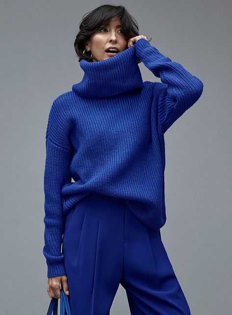 Colbolt Blue Outfit, Modern Winter Outfits, Blue Monochrome Outfit, Winter Outfits Work, Sweater Azul, Cobalt Blue Sweater, Winter Outfits For Women, Outfit Elegantes, Outfit Inspiration Women