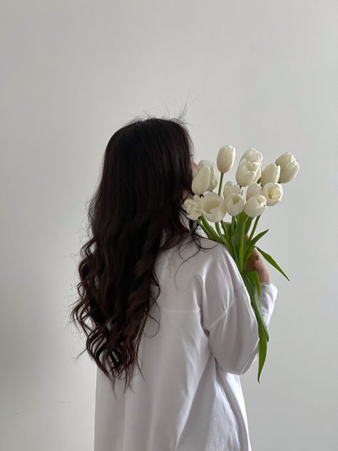 Spring, inspiration, aesthetic Image Girly, Flower Photoshoot, Nothing But Flowers, Photography Posing Guide, Holding Flowers, White Tulips, Instagram Feed Ideas, Photography Poses Women, Spring Aesthetic