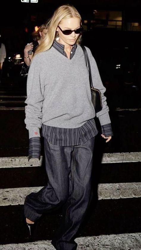 Chic Trousers Outfit, Grey Trousers Outfit Women Street Style, England Street Style, Grey Trousers Outfit Women, Gray Trousers Outfit, Stile Kendall Jenner, Trouser Outfits, Looks Street Style, Mode Inspo