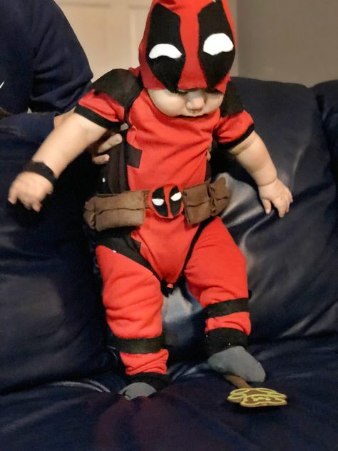 Baby Deadpool Baby Deadpool Costume, Baby Deadpool, Deadpool Halloween Costume, Deadpool Outfit, Cute Deadpool, Halloween Customer, Deadpool Costume, Geek Baby, Halloween Baby Shower Theme