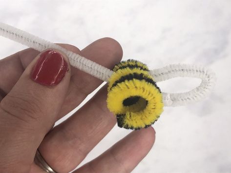 Bee Hives Diy, Bumble Bee Craft, Bee Hive Craft, Honey Bee Decor, Bee Skep, Pipe Cleaner Crafts, Bee Party, Summer Crafts For Kids, Black Pipe