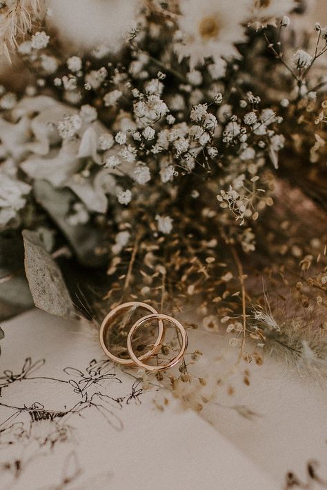 Merribee Wedding, Dry Flowers Wedding, Mood Wedding, Wedding Minimal, خواتم خطوبة, Ideas Bodas, Cyprus Wedding, Ring Photography, Wedding Gift Pack