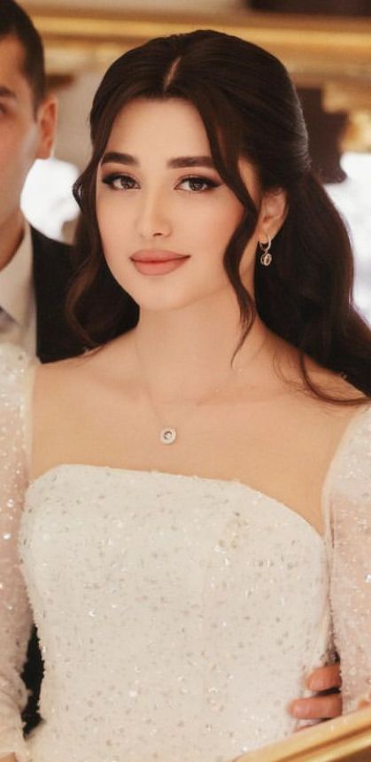 Hire Style Wedding, Princess Hairstyles With Tiara, Marriage Outfit, Hollywood Glam Hair, Hire Style, Hairstyles For Gowns, Simple Makeup Natural, Curl Hair With Straightener, Bride Dress Simple