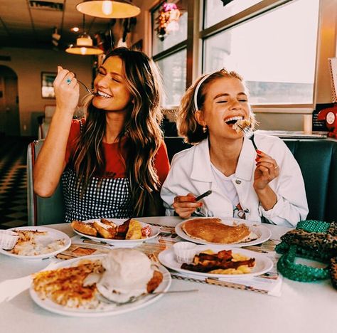 Extrovert Aesthetic, Best Friends Wallpaper, Portret Feminin, Restaurant Photography, Shotting Photo, Best Friend Photoshoot, V Magazine, Best Friend Photos, Cute Friend Pictures