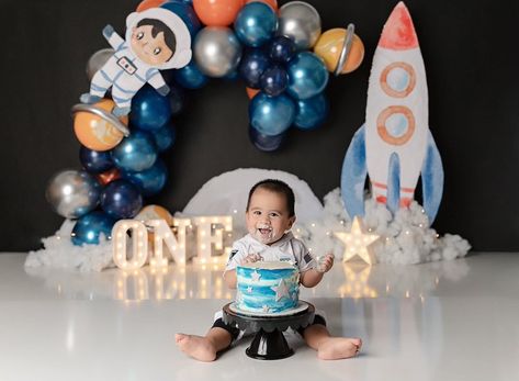 Space Birthday Photo Shoot, Space Theme Photoshoot, Baby Birthday Themes, Space Birthday Party, Mini Cakes Birthday, Diy Balloon Decorations, Smash Cake Photoshoot, First Birthday Party Themes, World Party