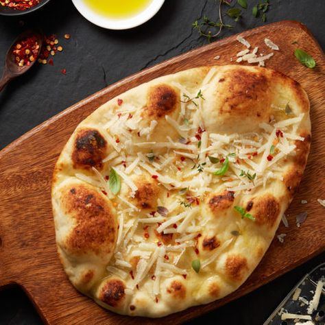 Warm Naan Topped with Olive Oil and Cheese Sundried Tomato Pizza, Cranberry Pecan Brie, Naan Flatbread Recipes, Naan Dippers, Pecan Brie, Naan Recipes, Flatbread Toppings, Naan Flatbread, Veggie Kabobs