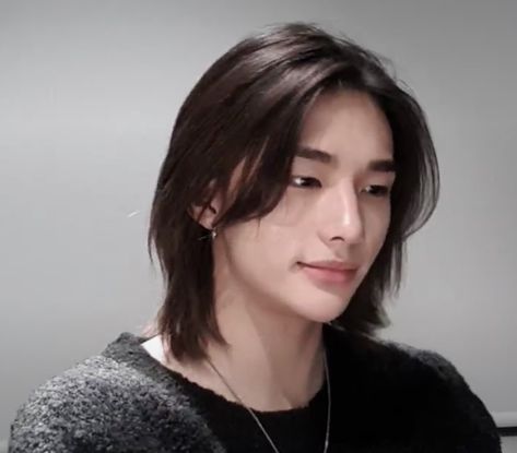 Hyunjin Side Profile Long Hair, Hyunjin Long Haircut, Korean Wolf Cut Men, Wolfcut Man, Asian Boy Haircut, Hyunjin Haircut, Hyunjin Hair, Hyunjin Long Hair, Asian Boy Haircuts