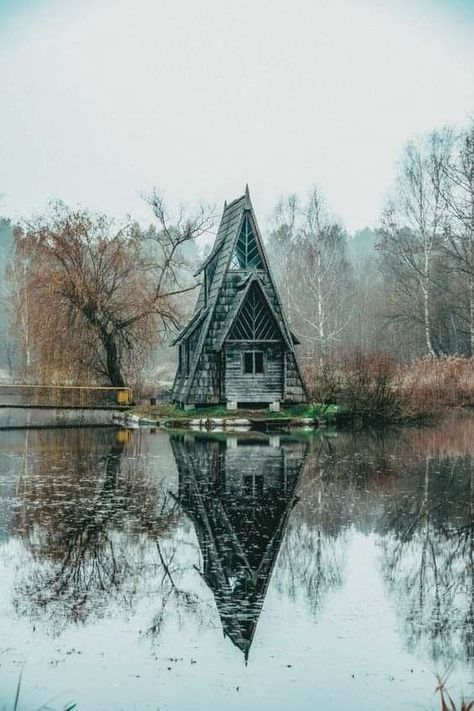 Witch Cottage Exterior, Witches Cabin, Witch Cabin, Creepy Witch, Witches Cottage, Casa Hobbit, Magical House, Storybook Homes, Creepy Houses