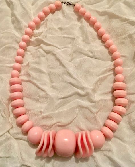 1980s Vintage Pink Necklace|Beads 1980s Accessories, 80s Jewelry, 1980s Jewelry, 80's Fashion, 1980's Fashion, Necklace Beads, Metal Spring, Chunky Jewelry, 1980s Fashion