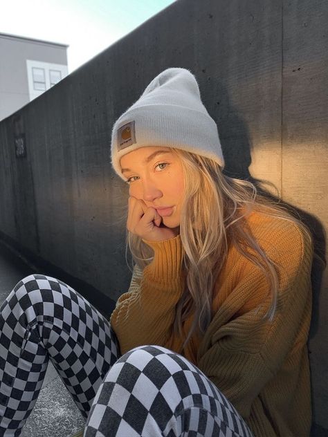 Carhartt beanie girl Skater Girl Outfits Grunge, Skater Girl Aesthetic, Beanie Outfit, Carhartt Beanie, Skater Aesthetic, Skater Girl Outfits, Skater Girls, Edgy Outfits, Ladies Dress Design