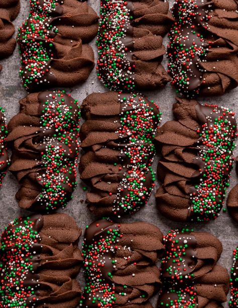 Chocolate Dipped Chocolate Viennese Butter Cookies (Viennese Whirls) Vietnamese Cookies, Traybake Ideas, Dipped Gingerbread Cookies, Viennese Cookies, British Cookies, Viennese Biscuits, Melt In Your Mouth Cookies, Viennese Whirls, Christmas Bakes