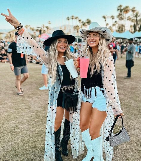 Music Festival Outfits Cowboy Boots, Cowboy Hat Outfit Woman, Outdoor Country Concert Outfit, Stagecoach Outfit Ideas, Nashville Fits, Stagecoach Outfits, Outfit Ideas Midsize, Stagecoach Outfit, Country Festival Outfit