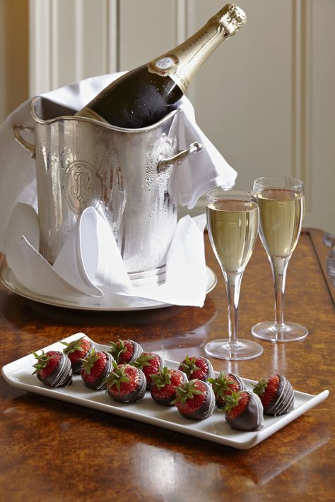 Time to celebrate with champagne and dipped strawberries at Luton Hoo Hotel. Champagne Breakfast, Champagne Chocolate, Bottle Of Champagne, Strawberry Wine, Drink Bar, Strawberry Champagne, Because I Love You, Covered Strawberries, Chocolate Covered Strawberries