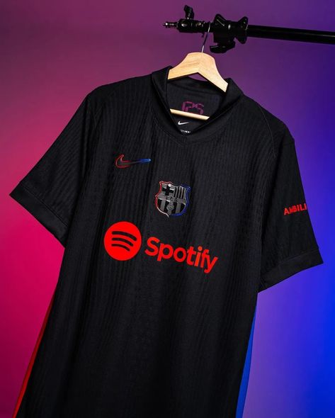 Camisa Barcelona Away 24/25 🇪🇸 Disponível aqui na @lojanightfutsports! 💥 Pague 2 Leve 3 + Frete Grátis! 🔥 Acesse nosso site e garanta já a sua! 🛒 www.nightfutsports.com.br . . . #futebol #camisadetime #barcelona #viscabarca #barça #lamineyamal #raphinha #lewandowski Barcelona Black Jersey, Barcelona Jersey 24/25, Barcelona Black Kit, Best Football Jersey, Barcelona Kit, Camisa Time, Barca Jersey, Fc Barcelona Jersey, Barcelona Jersey