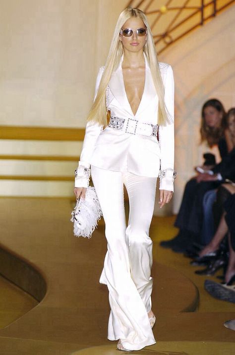 2004 Runway, Karolina Kurkova, Models 90s, Versace Spring, Versace Fashion, Versace Couture, Effortlessly Chic Outfits, Runway Pictures, Couture Collection