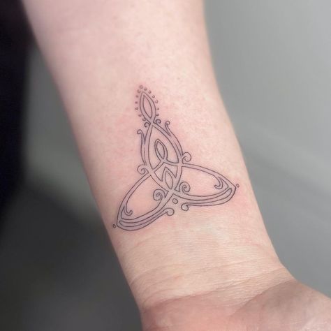 Taylor Geiger | Tattoo Artist Queens, NY | Got to do this cute mother son Celtic knot tattoo for my cousin Brittany last week, thank you so much for coming! ☘️💕 . . . #tattoo... | Instagram Geiger Tattoo, Celtic Motherhood Knot Tattoo, Motherhood Knot Tattoo, Celtic Motherhood Knot, Motherhood Knot, Celtic Tattoo For Women, Witch Tattoos, Celtic Motherhood, Irish Tattoo