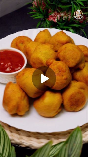 Ammi Ke Khane on Instagram: "Aloo Bonde / Batata Vada (Hyderabadi Style) #ammikekhane #aloobonda INGREDIENTS Chickpea Flour : 2 Cup Carom Seeds : 1 tsp Salt : To Taste Baking Soda : 1/4 tsp Turmeric : 1/2 tsp Ginger Garlic Paste : 1 tsp Water : 1 Glass Oil : 2 tbsp Mustard Seeds : 1 tsp Onion : 1 Medium Size (Fine Chopped) Green Chilli : 2 Pieces (Fine Chopped) Turmeric : 1/2 tsp Salt : To Taste Ginger Garlic Paste : 1 tsp One Lemon Juice Boiled Potatoes : 400 gm Coriander Leaves Oil : For Frying #aloovada #aloobonde #alubonda #batatavada #recipe #recipealert #recipeoftheday #cookingroutine #cooking #cookingvideo #hyderabadi #hyderabadicuisine #hyderabadifood Aloo Bonde, aloo bonda, batata Vada, Vada pav, hyderabadi food, hyderabadi cuisine, ammi ke khane" Aloo Vada Recipe, Aloo Bonda Recipe, Batata Vada Recipe, Hyderabadi Food, Hyderabadi Cuisine, Batata Vada, Carom Seeds, Ginger Garlic Paste, Mustard Seeds