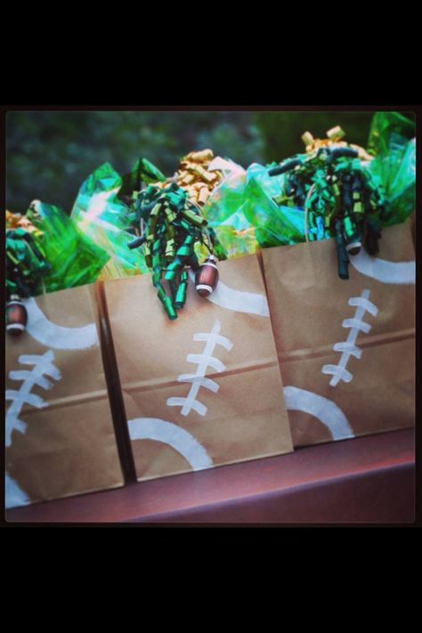 Awesome football favor/goodie bags for the girls/couples...fill with fun useful items like snacks, mini liquor bottles, mittens, etc. Football Snack Ideas, Gifts For Football Players, Sport Snacks, Football Favors, Football Treats, Football Player Gifts, Football Banquet, Team Snacks, Football Crafts