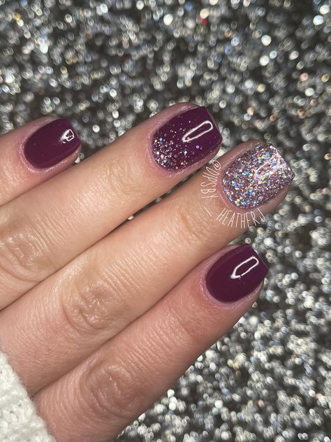 Holiday Glitter Nails Short, Fall Glitter Dip Powder Nails, Dip Powder Nails Fall 2023, Dark Purple Dip Nails, Valentines Dip Powder Nails, Holiday Dipped Nails, Short Dip Powder Nails Fall, Christmas Nails Dip, Winter Dip Nails