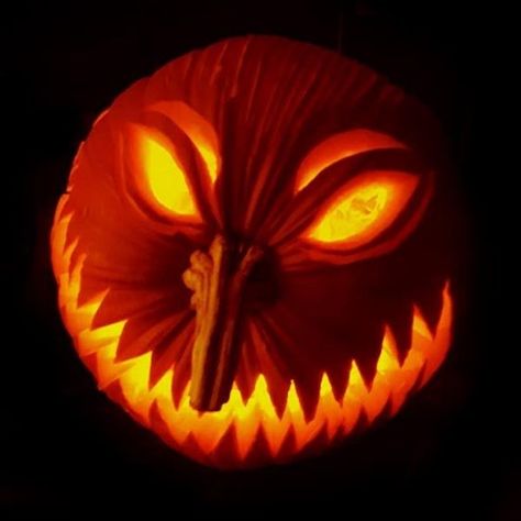 Halloween Ideas Pumpkins, Scary Simple Pumpkin Carving, Pumpkin Stem Carving Ideas, Simple Cool Pumpkin Carving Ideas, Carving Pumkin Ideas Scary, New Pumpkin Carving Ideas, Sideways Pumpkin Carving, Scary Punkin Carving, Halloween Carved Pumpkins Ideas