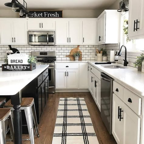 Black And White Farmhouse Decor, Farm Kitchen Ideas, Dapur Rustic, White Farmhouse Decor, Black And White Farmhouse, Model Dapur, Stars D'hollywood, Modern Farmhouse Kitchen Decor, Kabinet Dapur