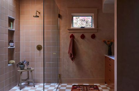 Bathroom Floor Terracotta, Clay Pink Bathroom, Checkerboard Tiles Bathroom, Chequered Bathroom, Pink And Terracotta Bathroom, Pink Checkered Floor, Chequered Floor Bathroom, Quarry Tile Bathroom, Terracotta Checkered Floor