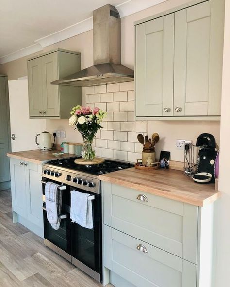 Green Country Kitchen, Have A Peaceful Day, Shaker Kitchen Design, Green Kitchen Accessories, Howdens Kitchens, Peaceful Day, Sage Green Kitchen, Kitchen Decor Inspiration, Kitchen Redesign