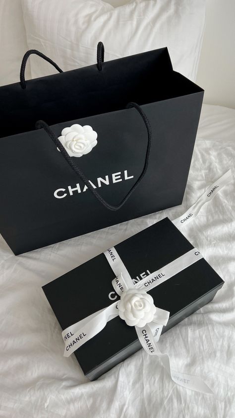 Chanel Rich Lifestyle Motivation, Chanel Paper Bag, Chanel Gifts, Chanel Black Bag, Rich Wallpaper, Chanel Shopping Bag, Luxury Paper Bag, Paper Carrier Bags, Cozy Lifestyle