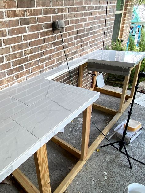 Diy Kitchen Outdoor On A Budget, Diy Cement Countertops Outdoor, Concrete Countertops Patio Outdoor Bars, Home Made Outdoor Kitchen, Outdoor Kitchen Top Ideas, Outdoor Tile Bar Top, Outdoor Kitchen Tiles Ideas, Outdoor Kitchen Farmhouse Style, Cheap Diy Outdoor Kitchen