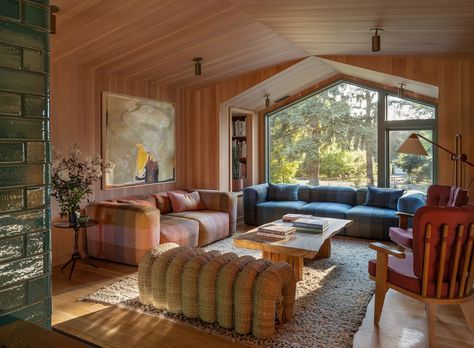 Inside a ’70s-Style River Island Home Outside Portland, Oregon | Architectural Digest Disco Floor, Jessica Helgerson, Banquette Cushions, Two Sided Fireplace, Farrow & Ball, Emily Henderson, River House, Nyc Apartment, Design Del Prodotto