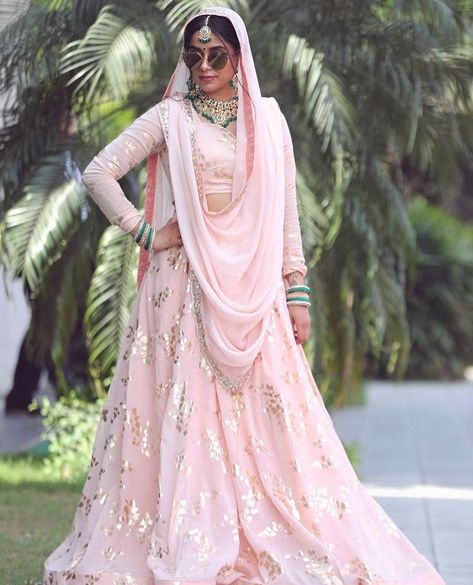 Pinterest: @pawank90 Mani Jassal, Dupatta Setting, Desi Clothes, Indian Wedding Outfits, Wedding Outfit, Indian Fashion, Indian Wedding, Blouse Designs, Lehenga