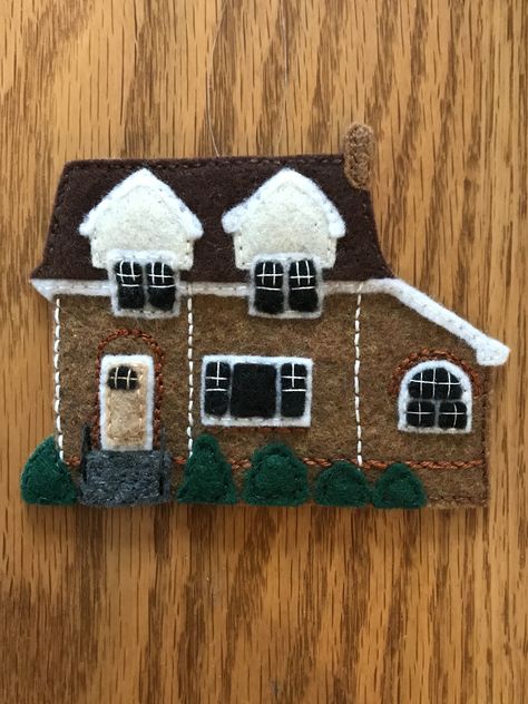 Felt Cityscape, House Felt Ornament, Felt Christmas Village, Felt House Ornaments, House Ornaments Diy, Christmas House Ornaments, Felt Houses, Diy Felt Christmas, Felt Ornaments Diy