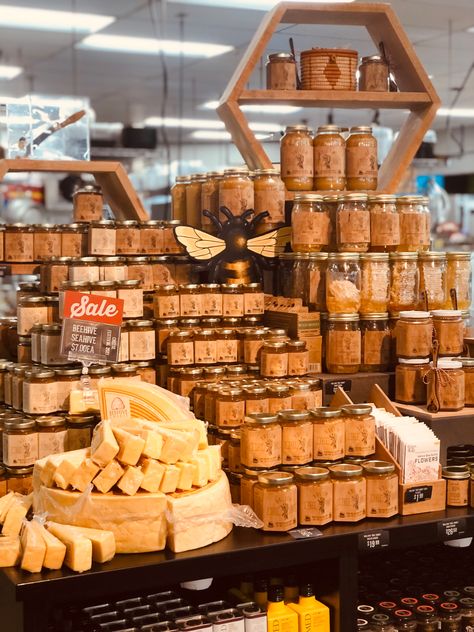 Honey Farmers Market Display, Honey Display Stand, Honey Booth Display Ideas, Honey Store Design, Honey Display Ideas, Honey Shop Design Ideas, Honey Packaging Ideas, Honey Display, Honey Stand